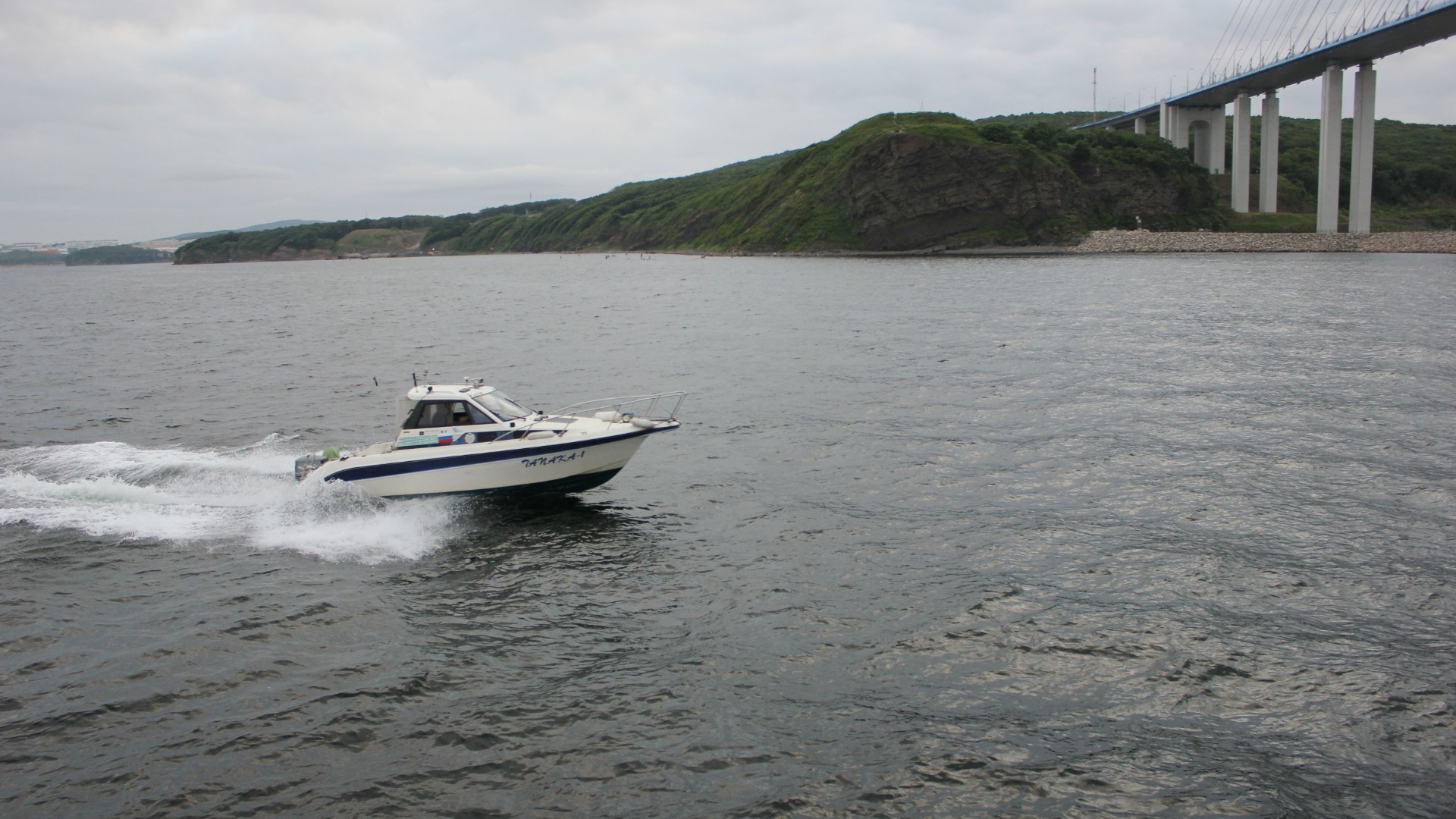 Два катера и вертолет преследовали лодку в Приморском крае