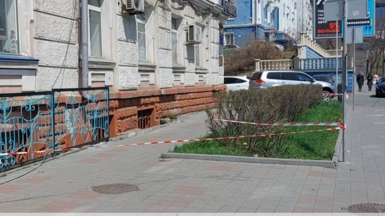 Штукатурка упала со здания на тротуар во Владивостоке