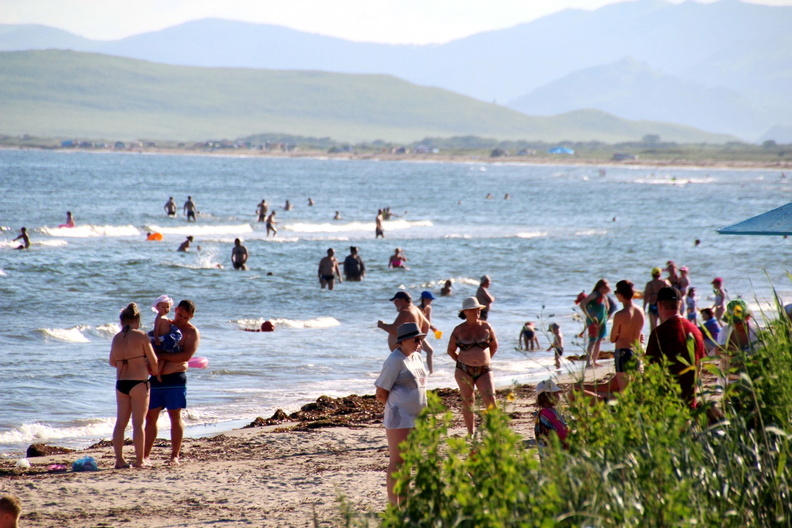 На Владивостокских пляжах ловят «верёвочников»