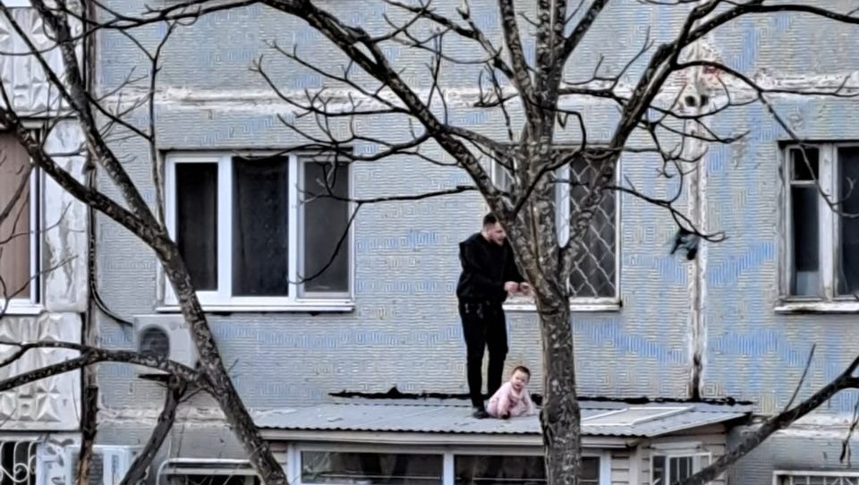 Малыша, выпавшего из окна во Владивостоке, спас прохожий