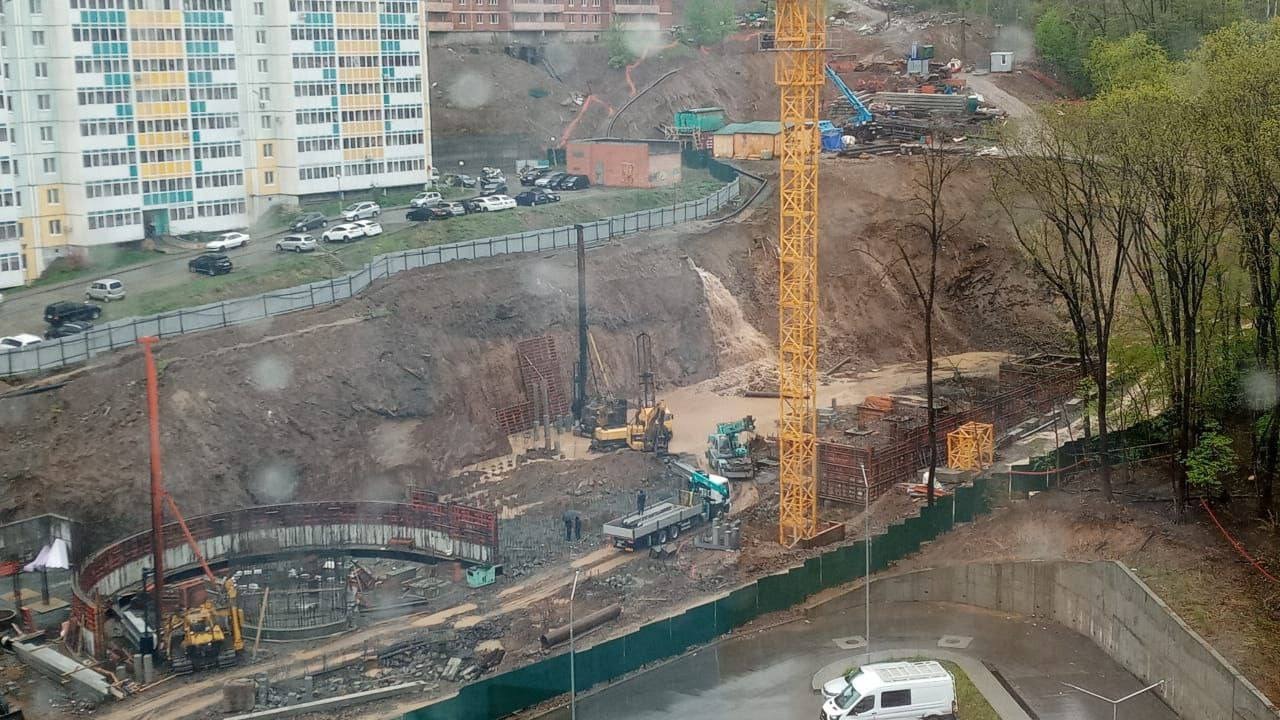 Авария на сетях водоснабжения затопила строительство ЖК во Владивостоке
