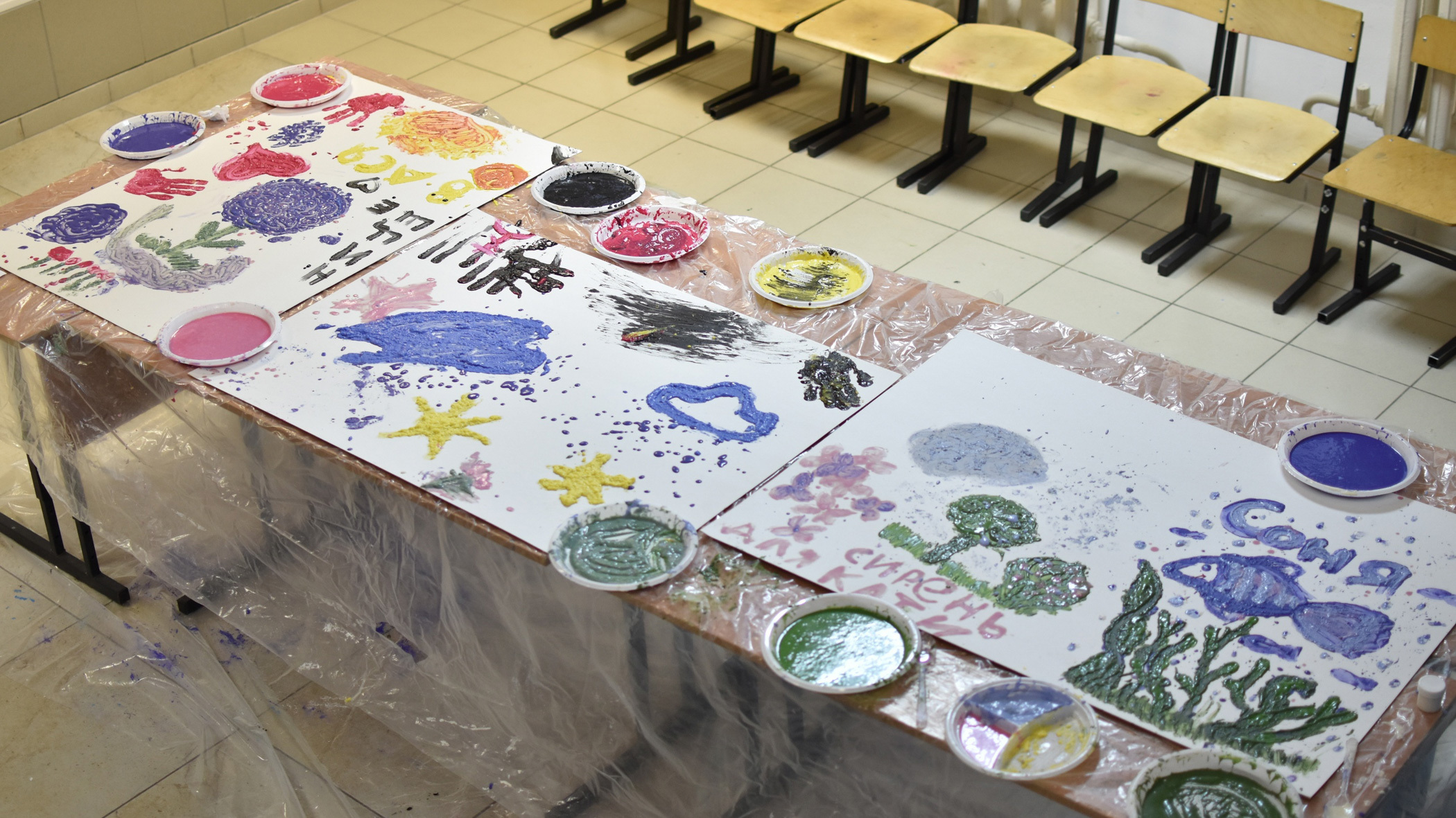 Школьников с ограниченными возможностями учат рисованию в Приморье