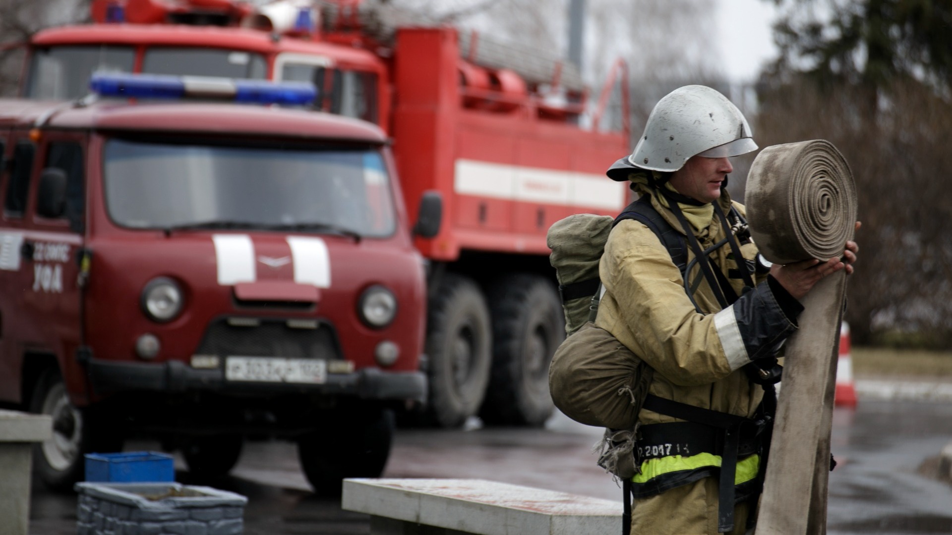 Балкон 12-этажного дома загорелся во Владивостоке