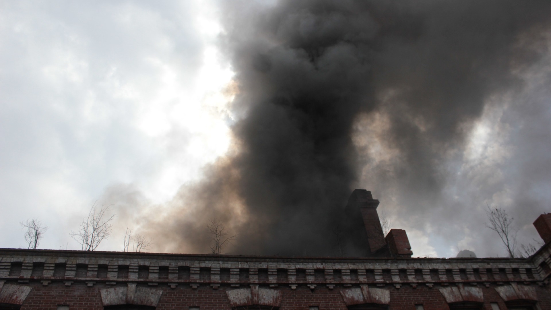 Огнеборцы отправились на место сильного задымления во Владивостоке