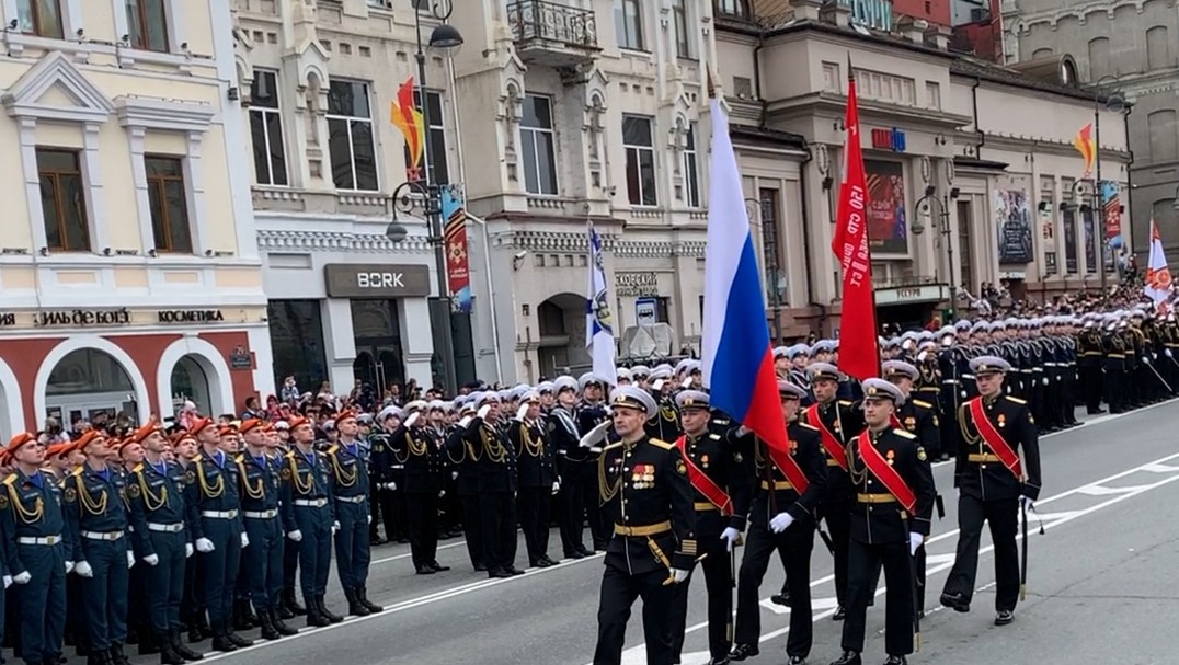 Картина дня в Приморье: День Победы, хромой тигр и «парад буханок»