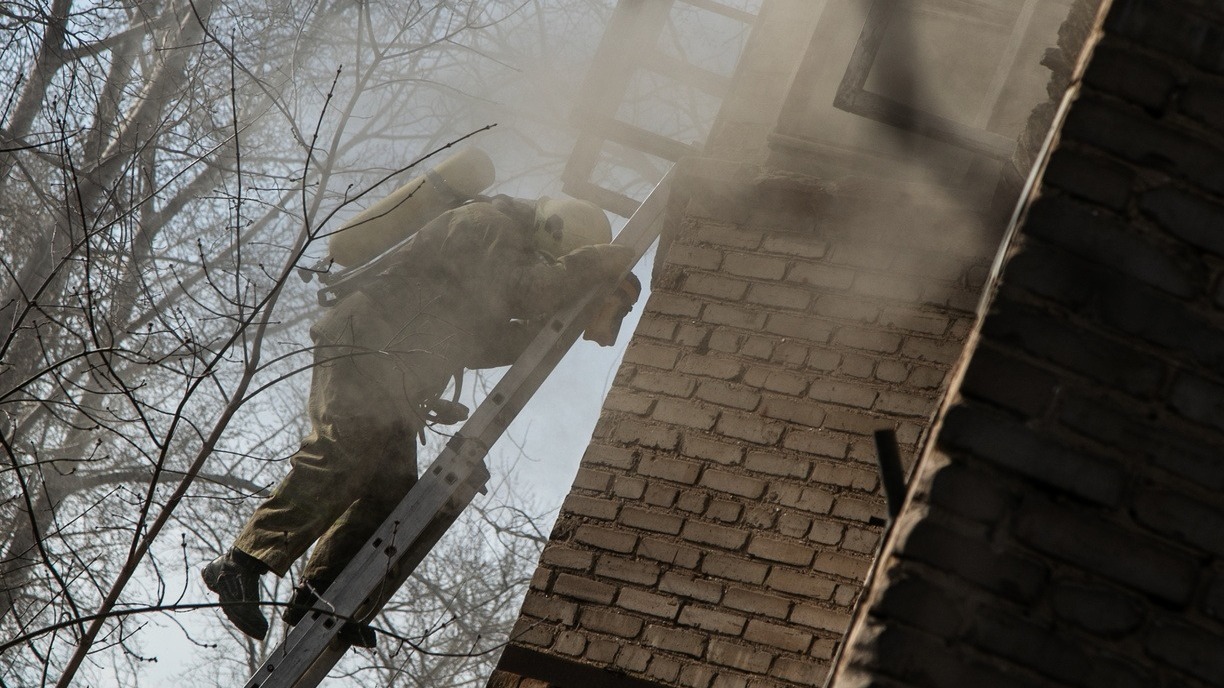 Спасатели вывели 12 человек из охваченного огнём дома во Владивостоке