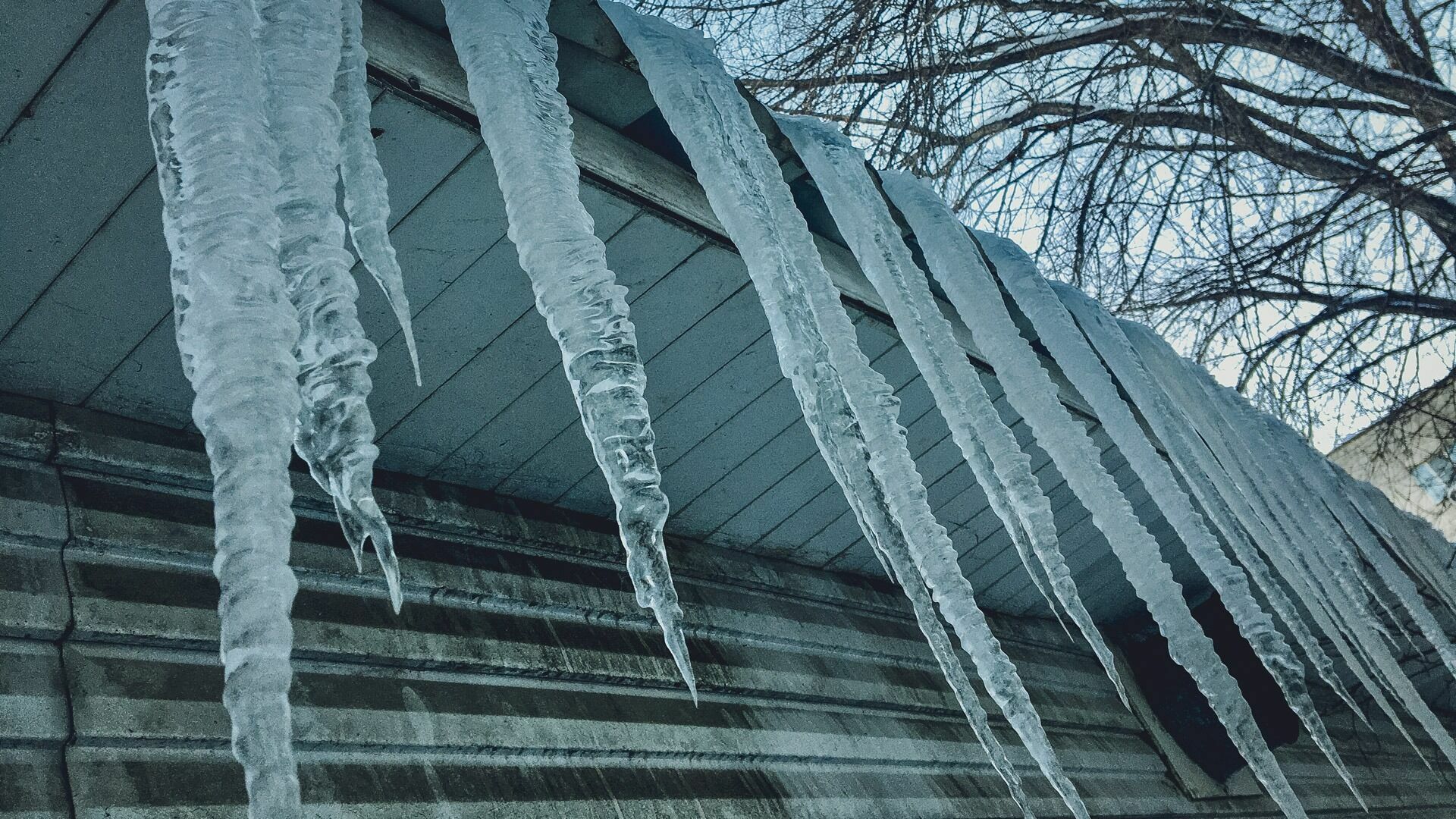 Береги голову: во Владивостоке с крыш домов падают глыбы снега и льда