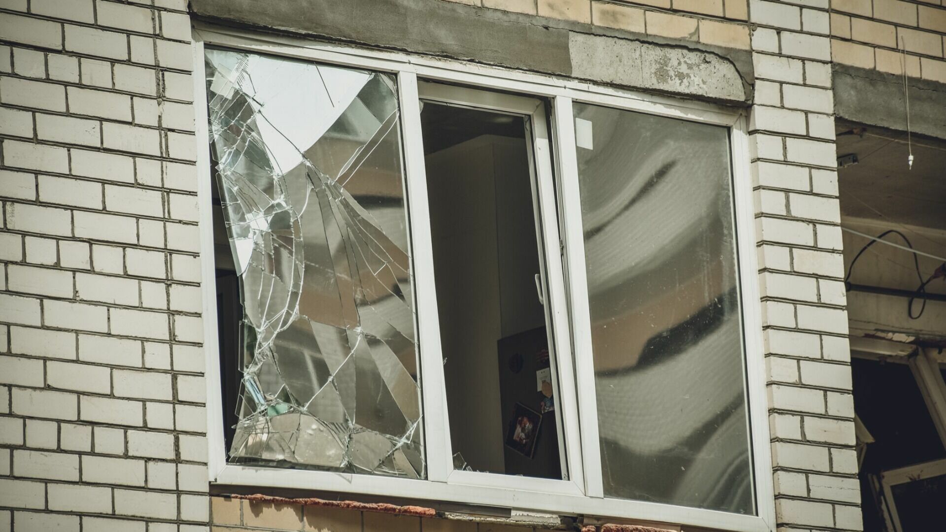 Стёкла жилого дома разлетаются на осколки в одном из жилых домов Уссурийска