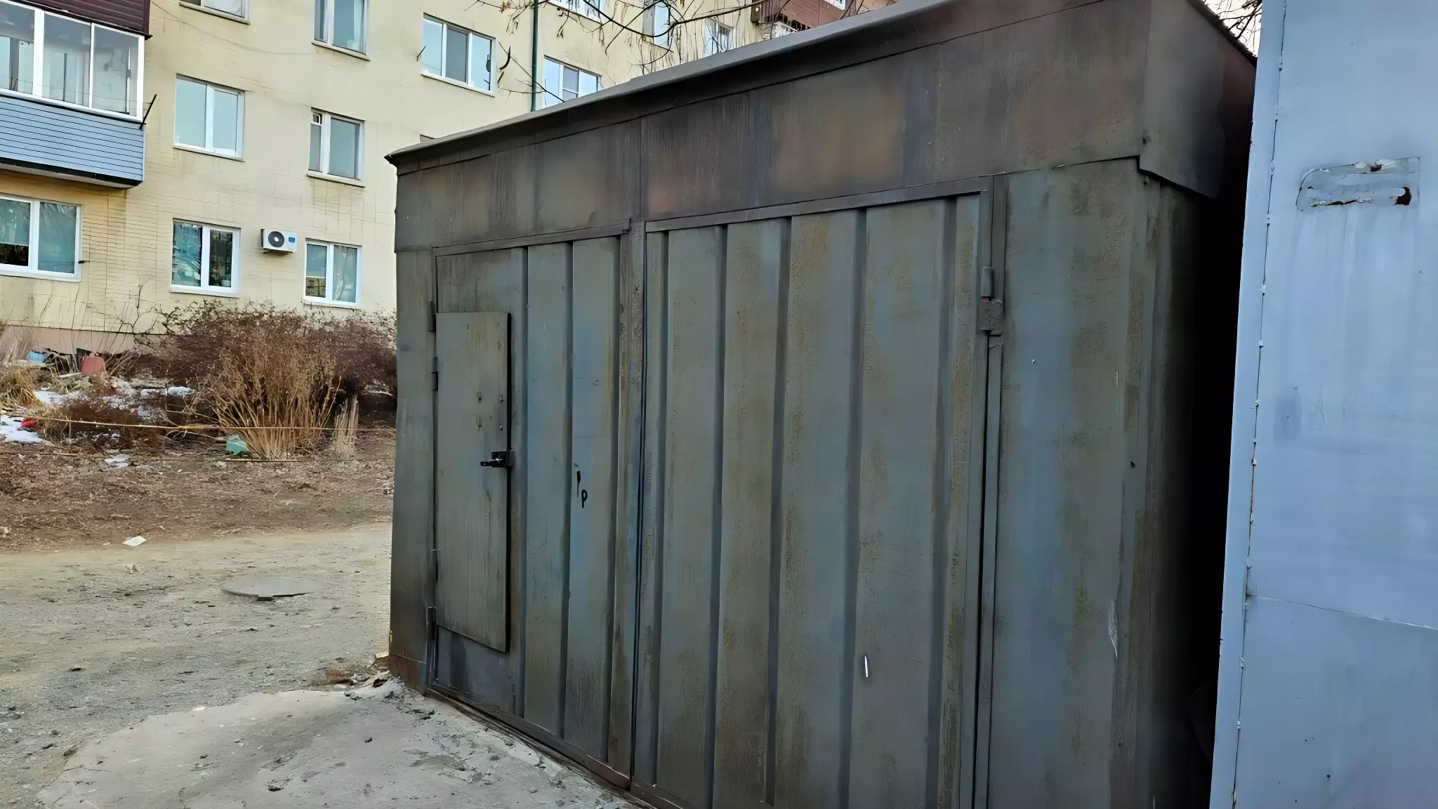 Сносят гаражи и прочее: нелегальные постройки убирают с улиц Владивостока