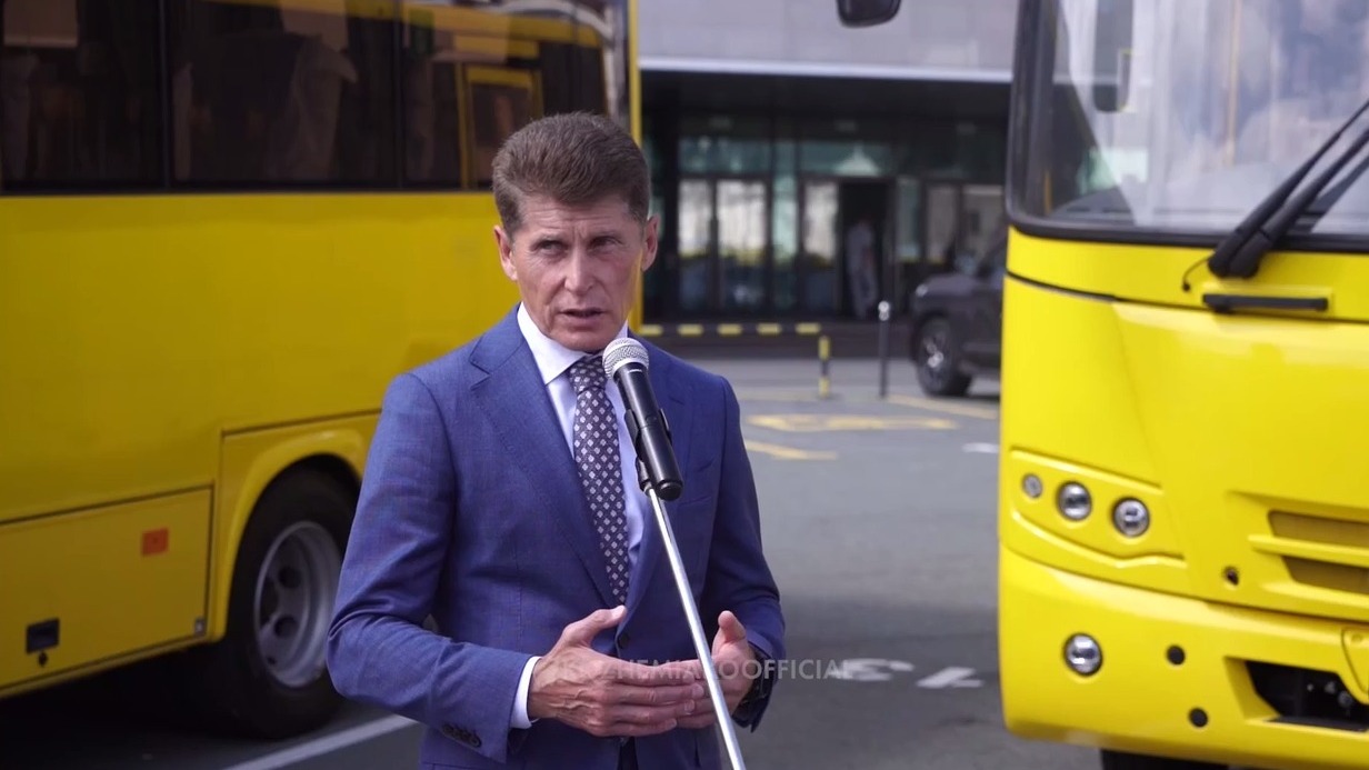 Олег Кожемяко передал спортивным школам региона детские автобусы во Владивостоке