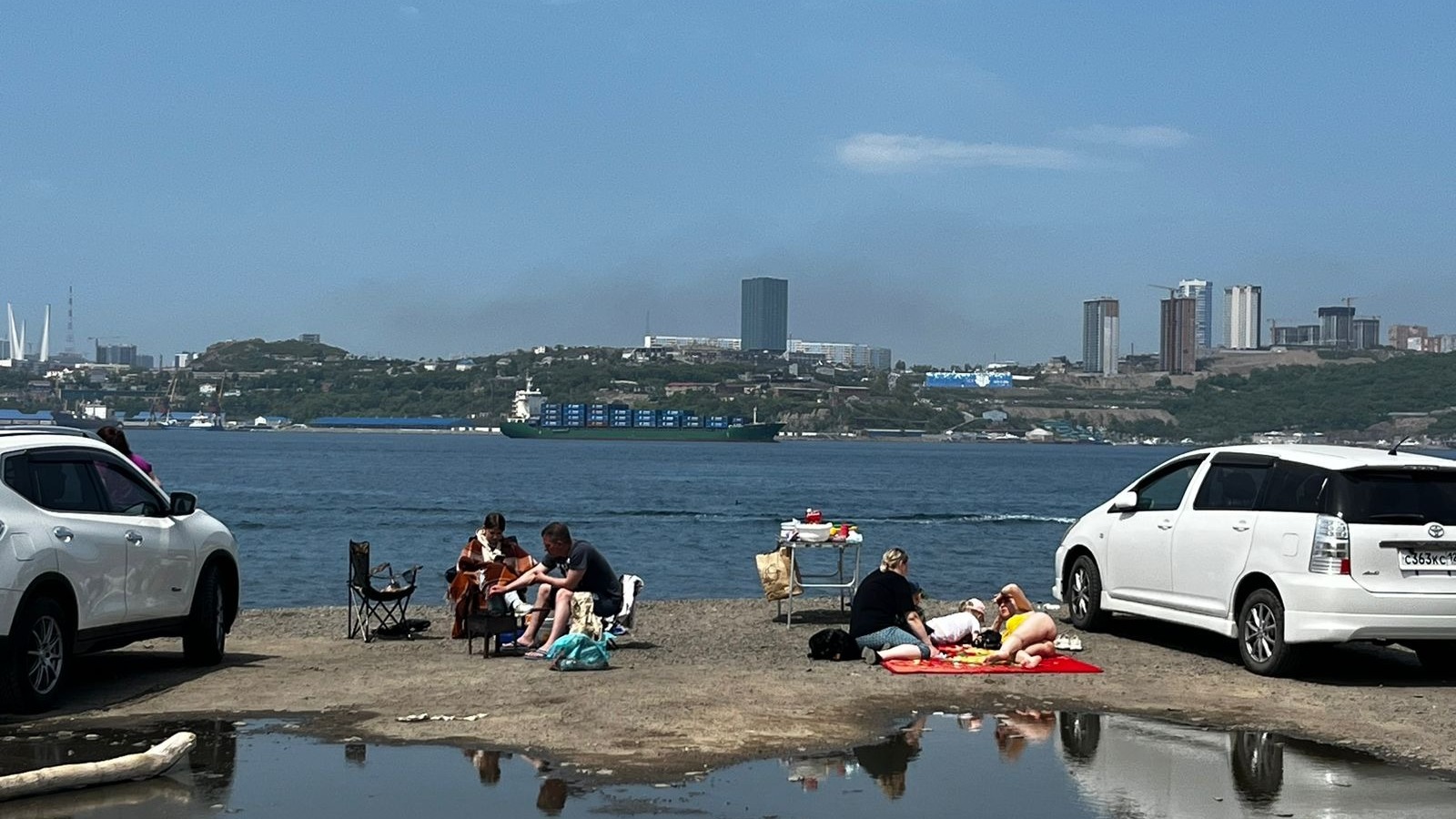 Охота пуще неволи: люди открыли «пляжный сезон» во Владивостоке