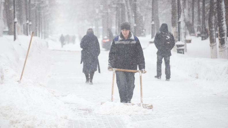 Ледяное царство: к расчистке улиц в Приморье подключились студенты
