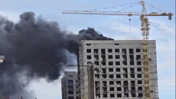 Угрозы от пожара в ЖК «Исторический» нет — что горит в здании во Владивостоке?