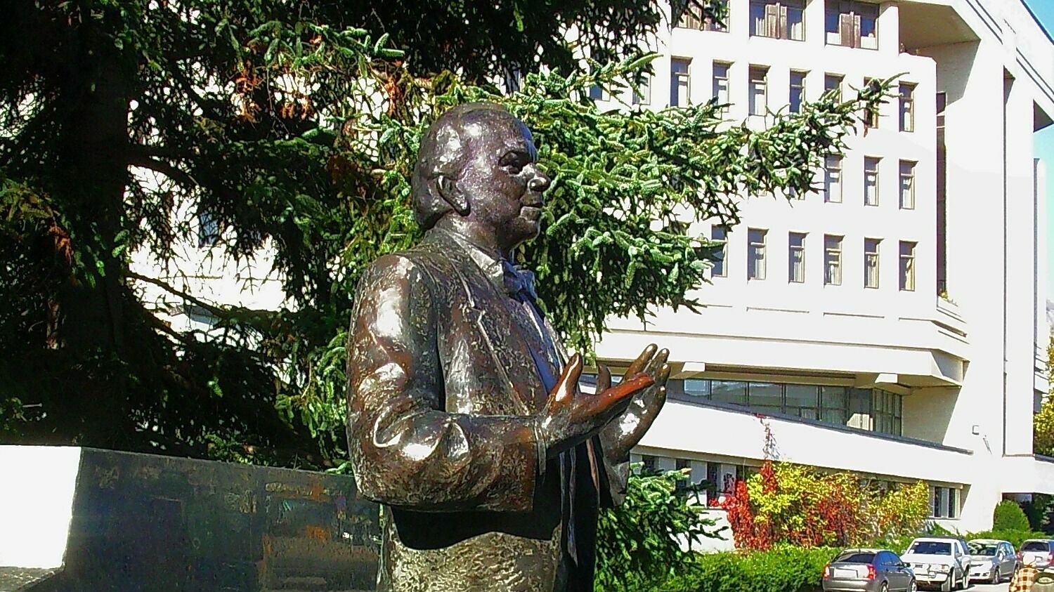 Памятник Юрию Богатикову в Симферополе пользуется большой популярностью – возле него назначают встречи и свидания