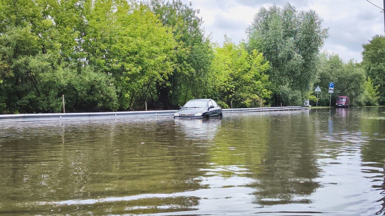 Людей спасли: поток воды смыл автомобиль с проезжей части в Приморье