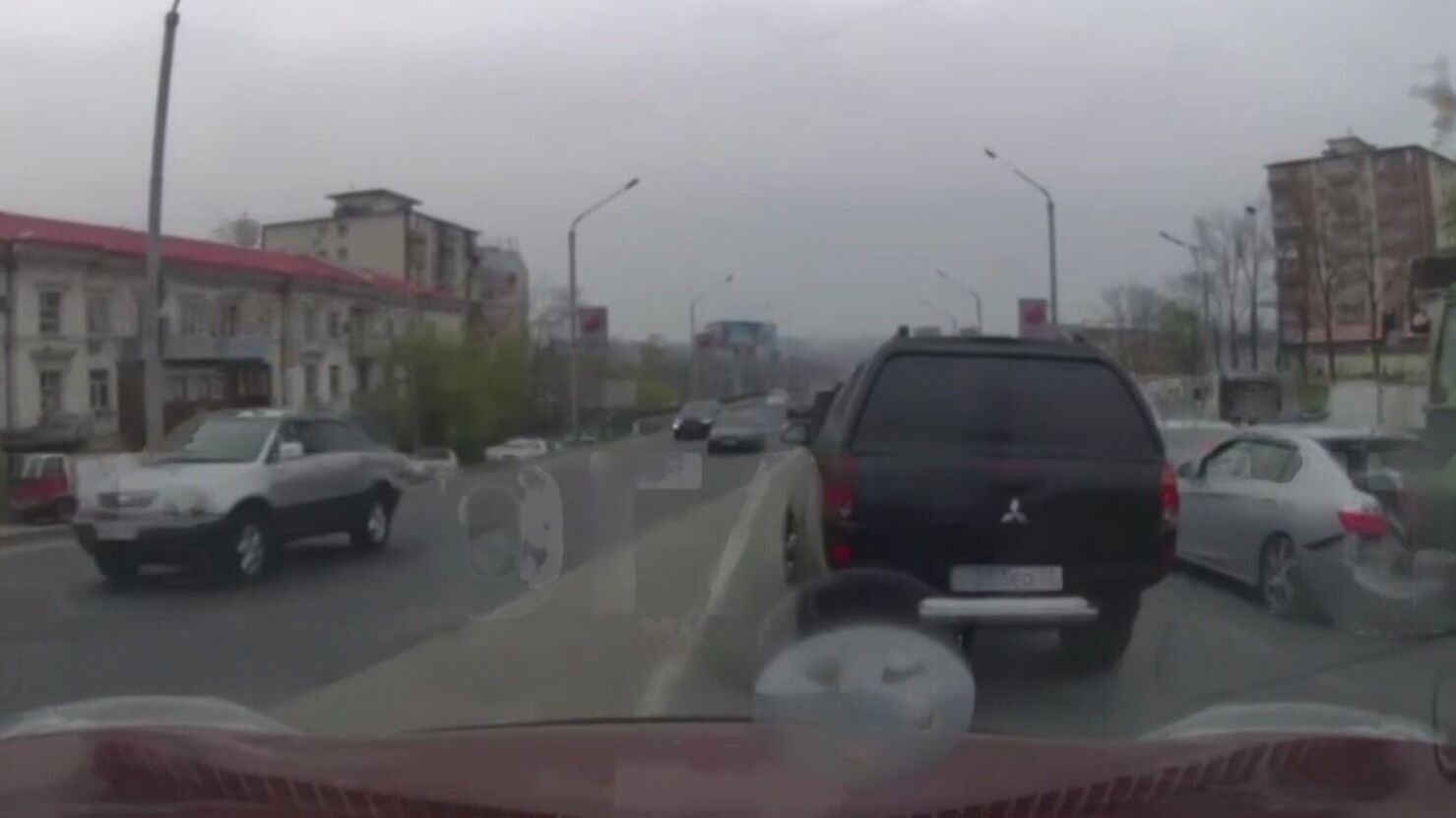 Как катком: момент пугающего массового ДТП во Владивостоке попал на видео