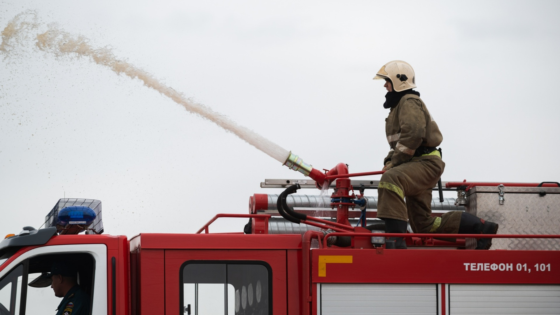 Пожарные ликвидируют возгорание в районе Эгершельда во Владивостоке