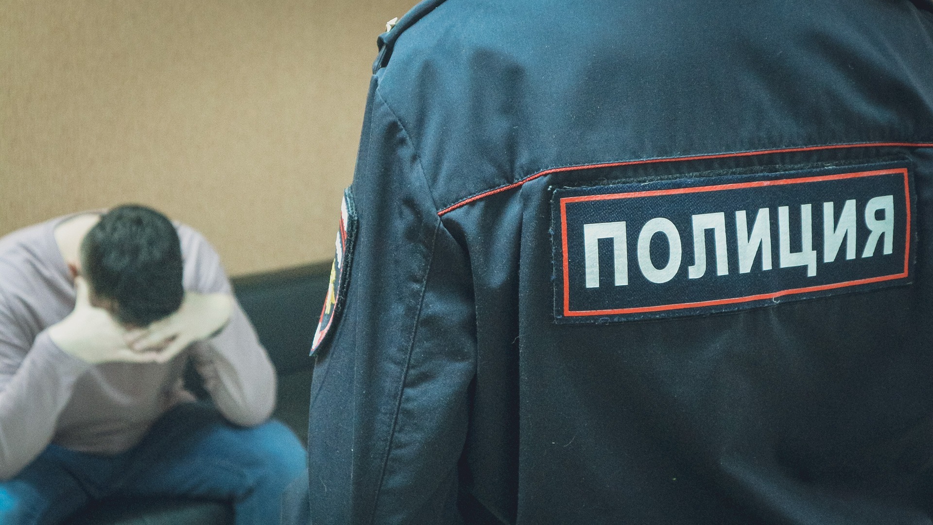 Мужчину, который украл сумку и обругал прохожих, задержали в Приморском крае