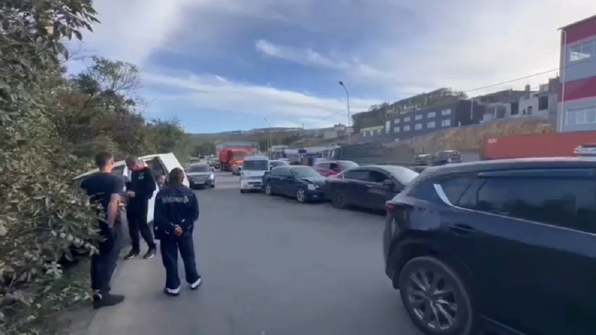 Собрался «паровозик»: массовое ДТП заблокировало проезд во Владивостоке