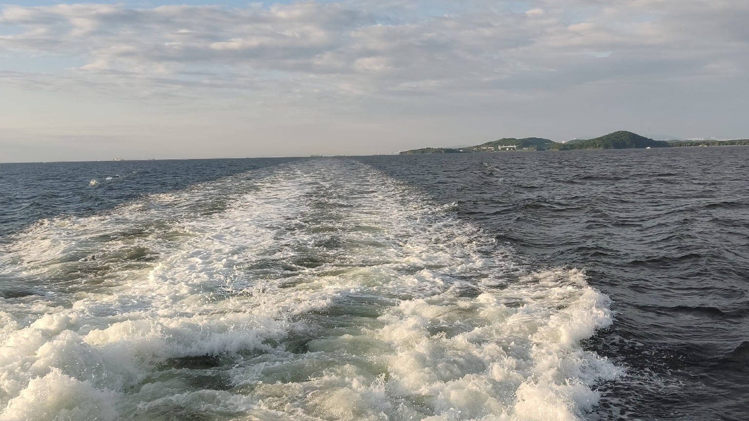 Как перенестись из гостинки на яхту? Житель Владивостока нашёл способ — видео