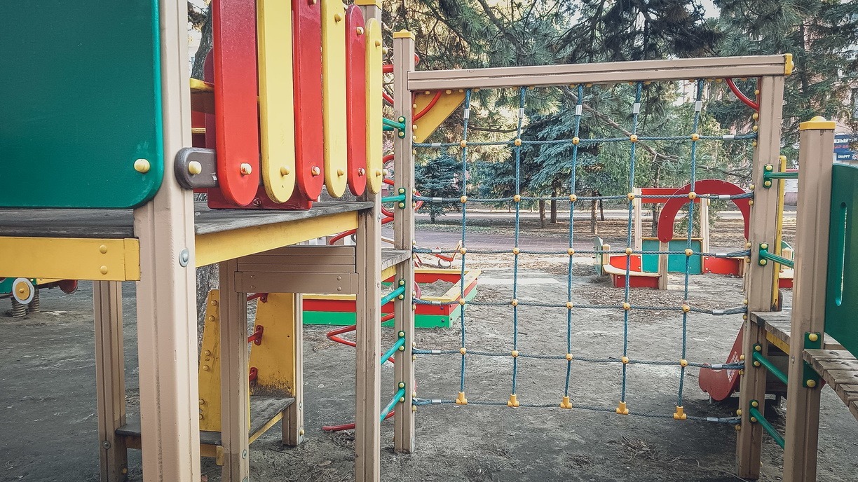 «И бежать со всех ног»: подростки доигрались на детской площадке во Владивостоке