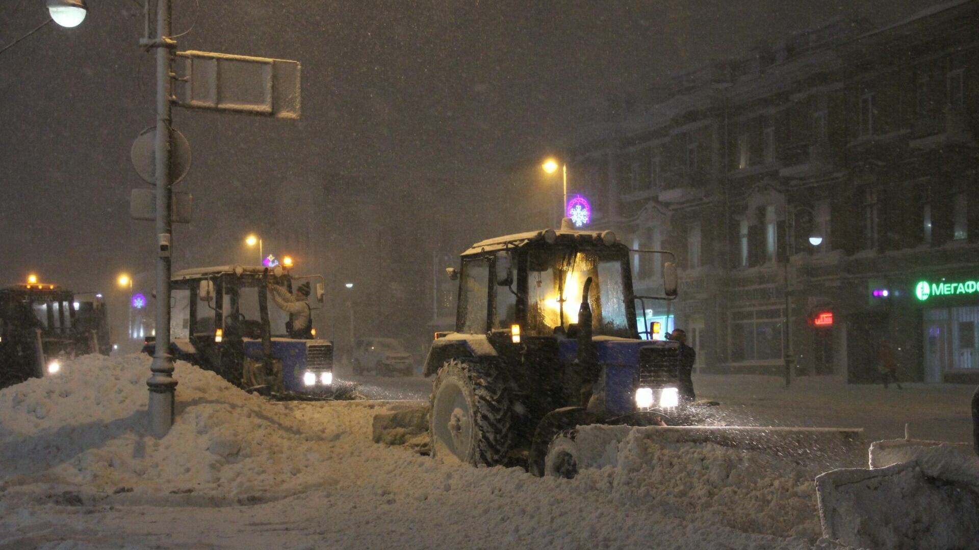 Владивосток продолжает бороться с обильным снегопадом