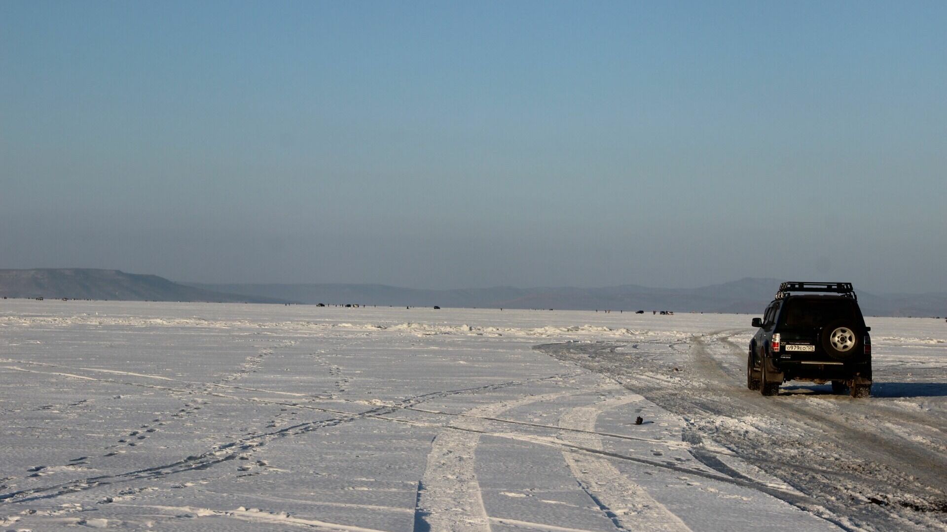 Не клюнуло: машина ушла под лед в Приморье