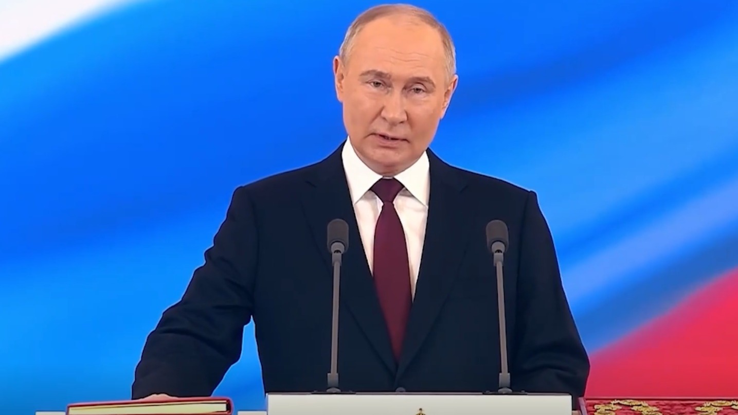 Владимир Путин, вступая на пост президента, принес присягу народу России