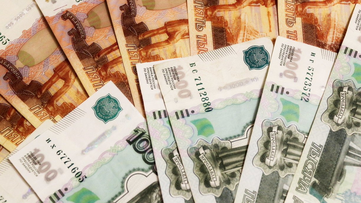 Подписал Путин: с 1 января МРОТ увеличится до 13 890 рублей