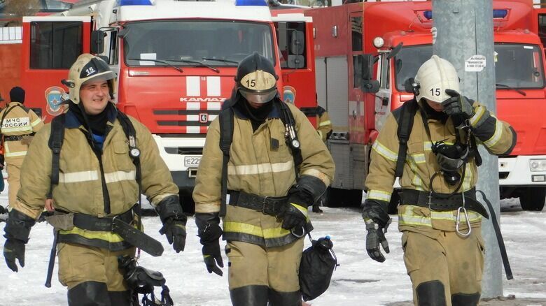 Пожар загнал в ловушку четырех человек в Приморье