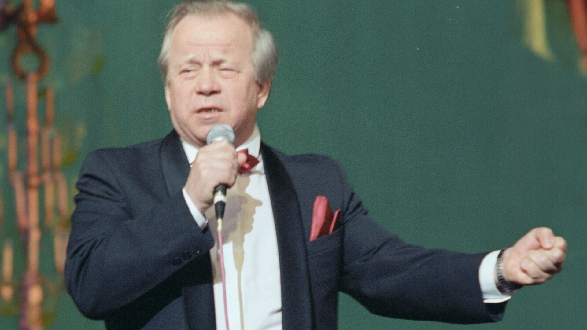 В 1995 году легенда советской эстрады и бывший моряк Юрий Богатиков выступил в театре Российской армии в честь Первой праздничной ассамблеи Российского морского собрания.