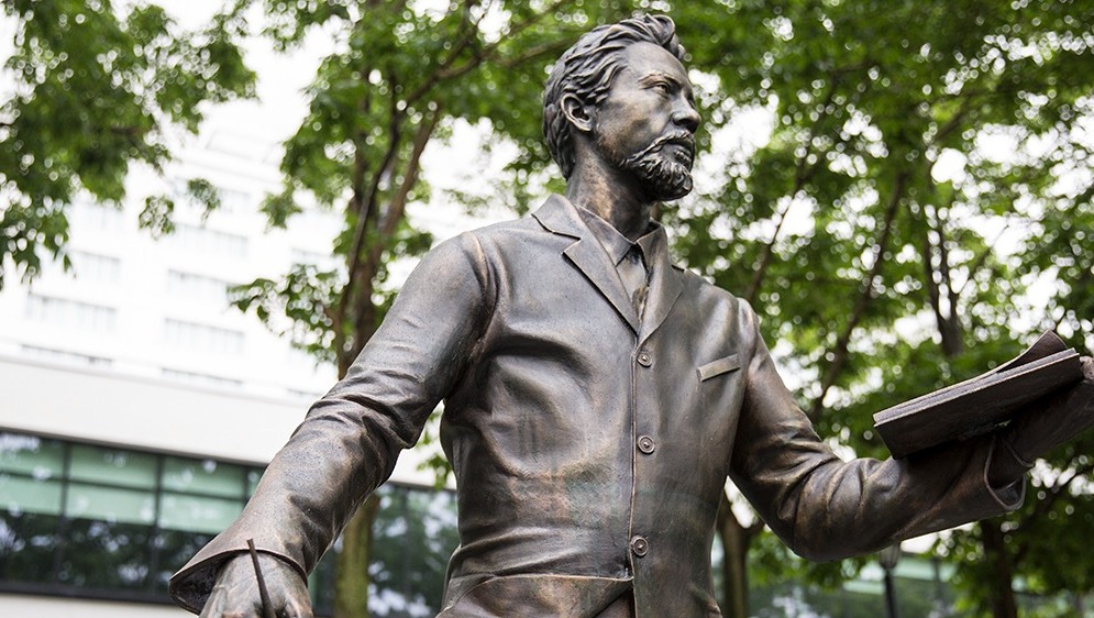 Памятник Антону Чехову открыли недалеко от Владивостока — в Сеуле
