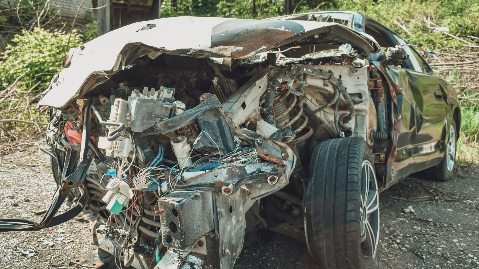 Легковой автомобиль помяло от удара об леера в аварии в Приморье