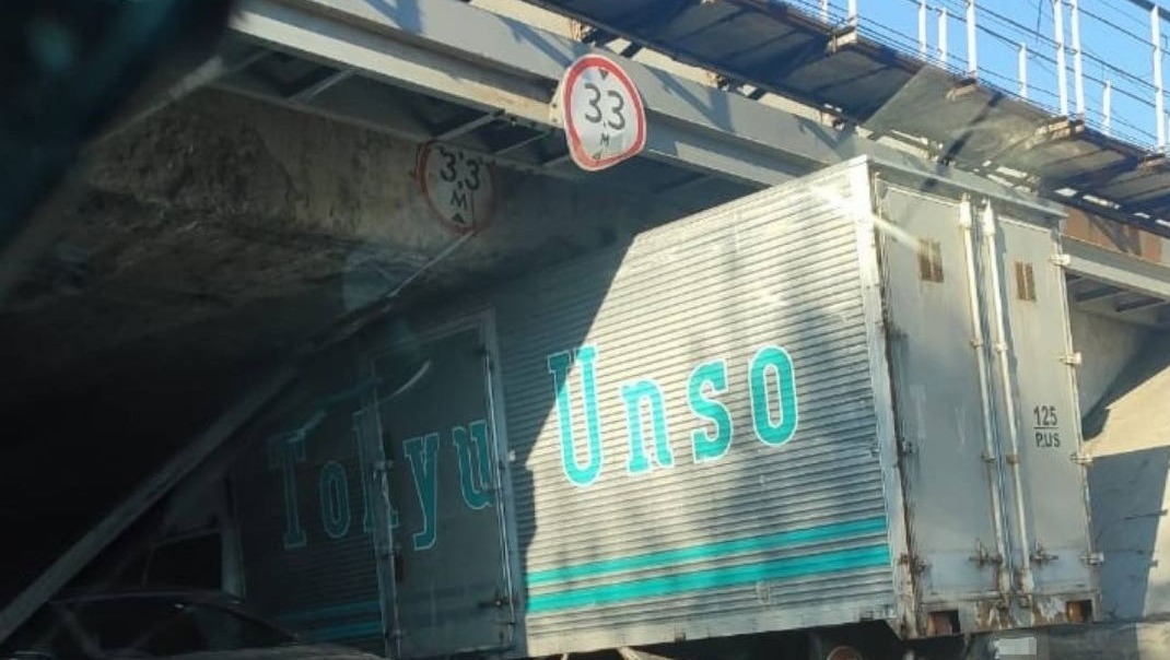 Грузовик застрял под мостом в Приморском крае