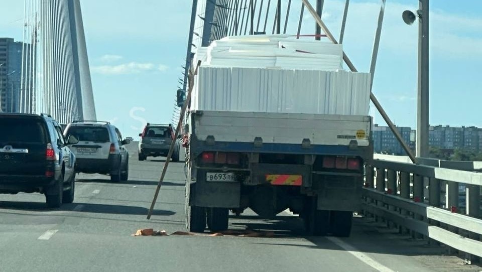 Неудачный день: грузовик растерял груз на Золотом мосту во Владивостоке — видео