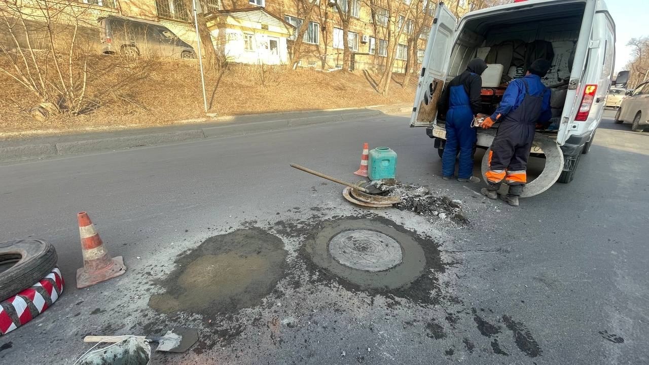 Почти 200 канализационных люков заменят во Владивостоке