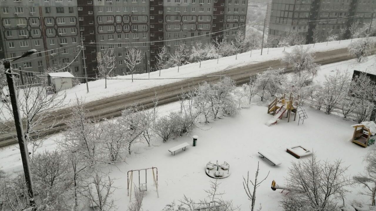 Активная расчистка Владивостока от снега ведётся в круглосуточном режиме