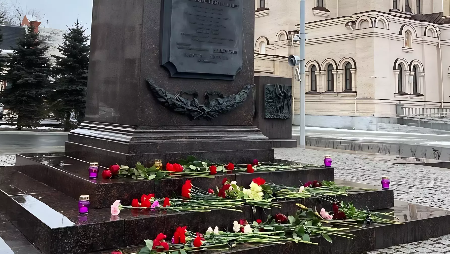 Глава Владивостока возложил цветы к мемориалу жертвам теракта в Подмосковье