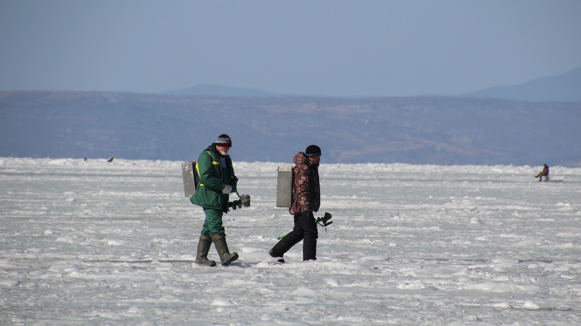 Рыбаков чуть не унесло на льдине в открытое море в Приморье
