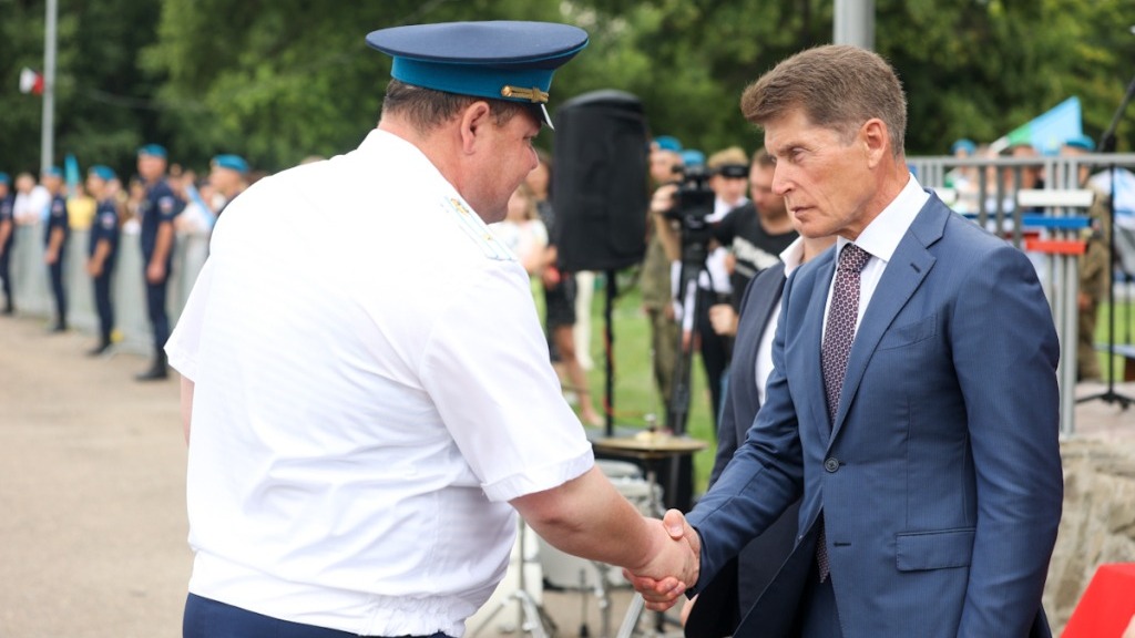 Олег Кожемяко поздравил десантников с днем ВДВ в Приморье