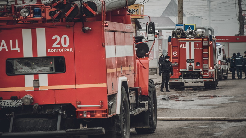 Членов экипажа горящего судна эвакуировали в порт Владивостока