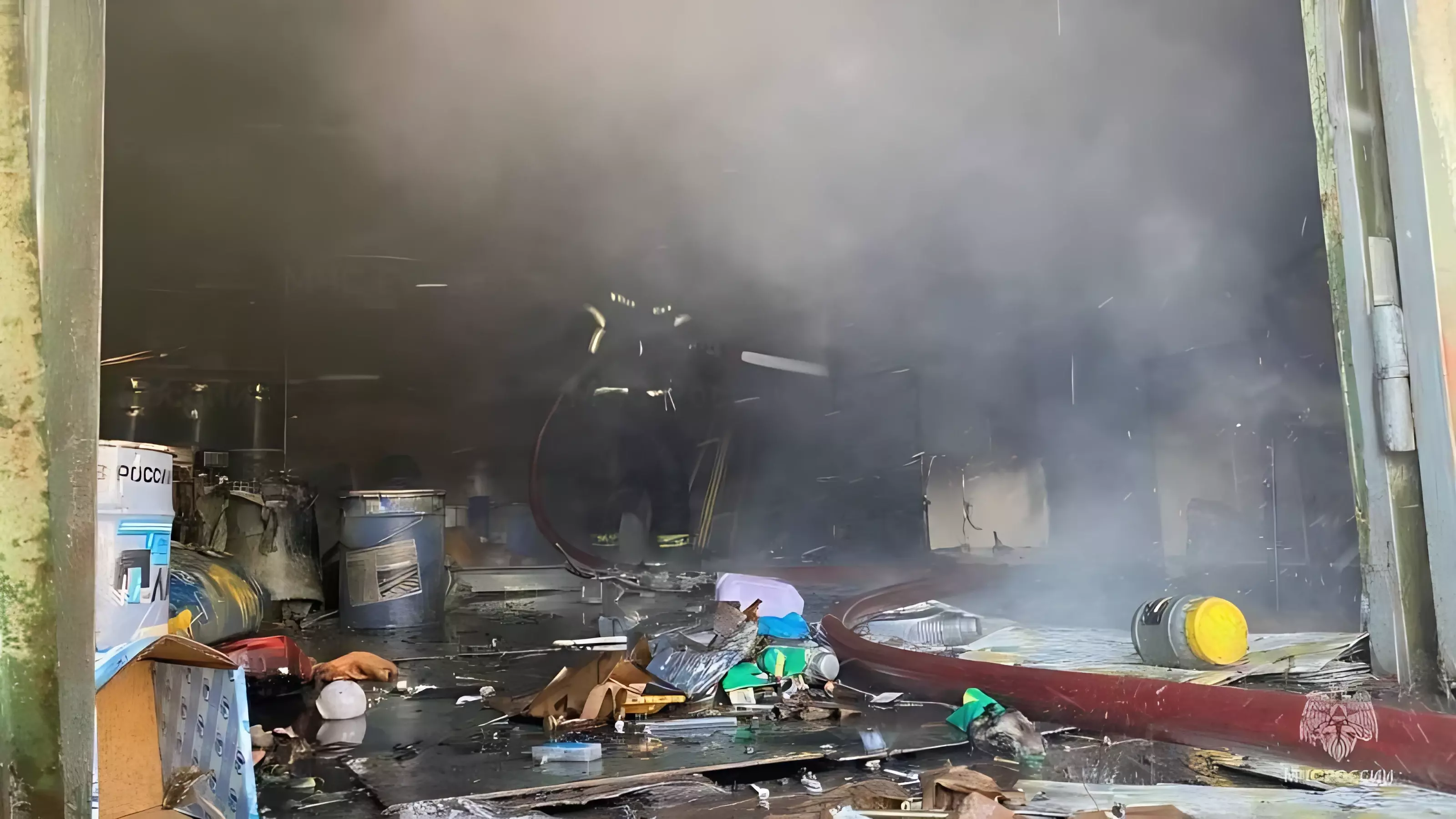 Пожарные потушили склад стройматериалов во Владивостоке