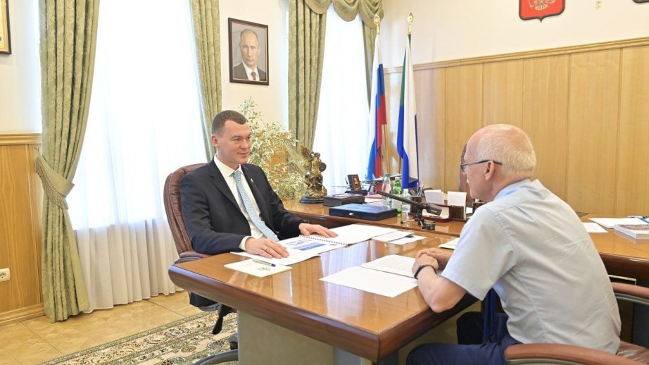 «Уверенный рост» — Дегтярёв обсудил развитие Амурского района с главой муниципалитета