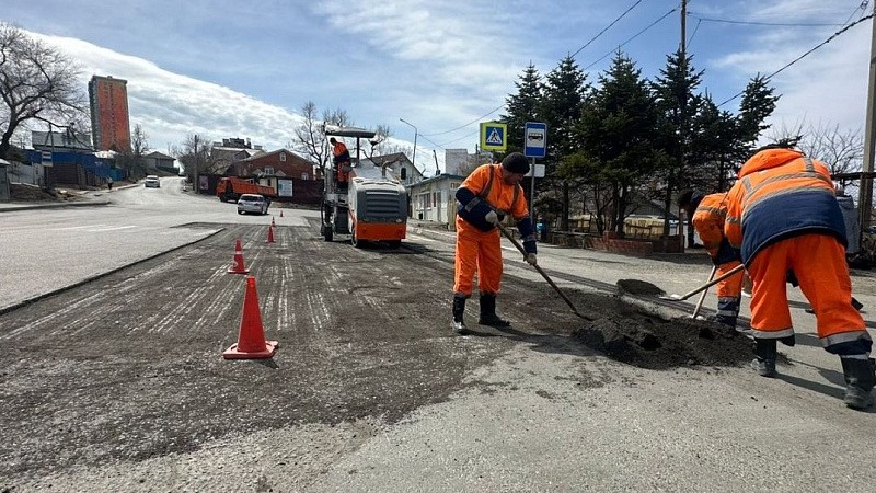 Сезон большого ремонта: дороги и дворы приводят в порядок во Владивостоке