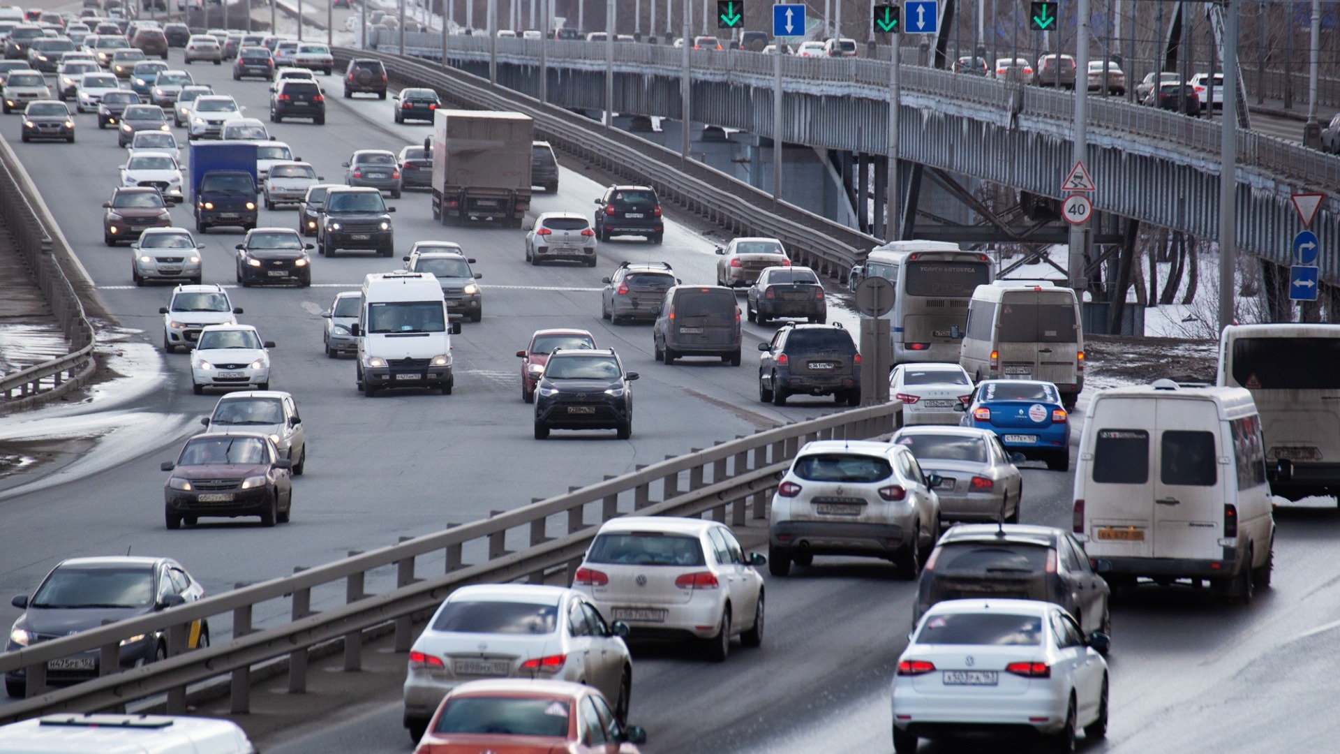 Очевидцы раскрыли причину пробки в сторону улицы Окатовой во Владивостоке