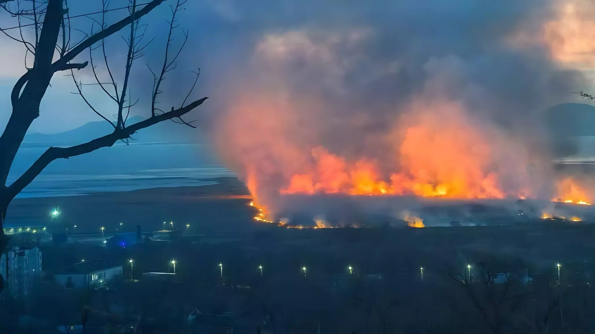 Пожар вблизи газового терминала угрожает жителям двух поселков в Приморье