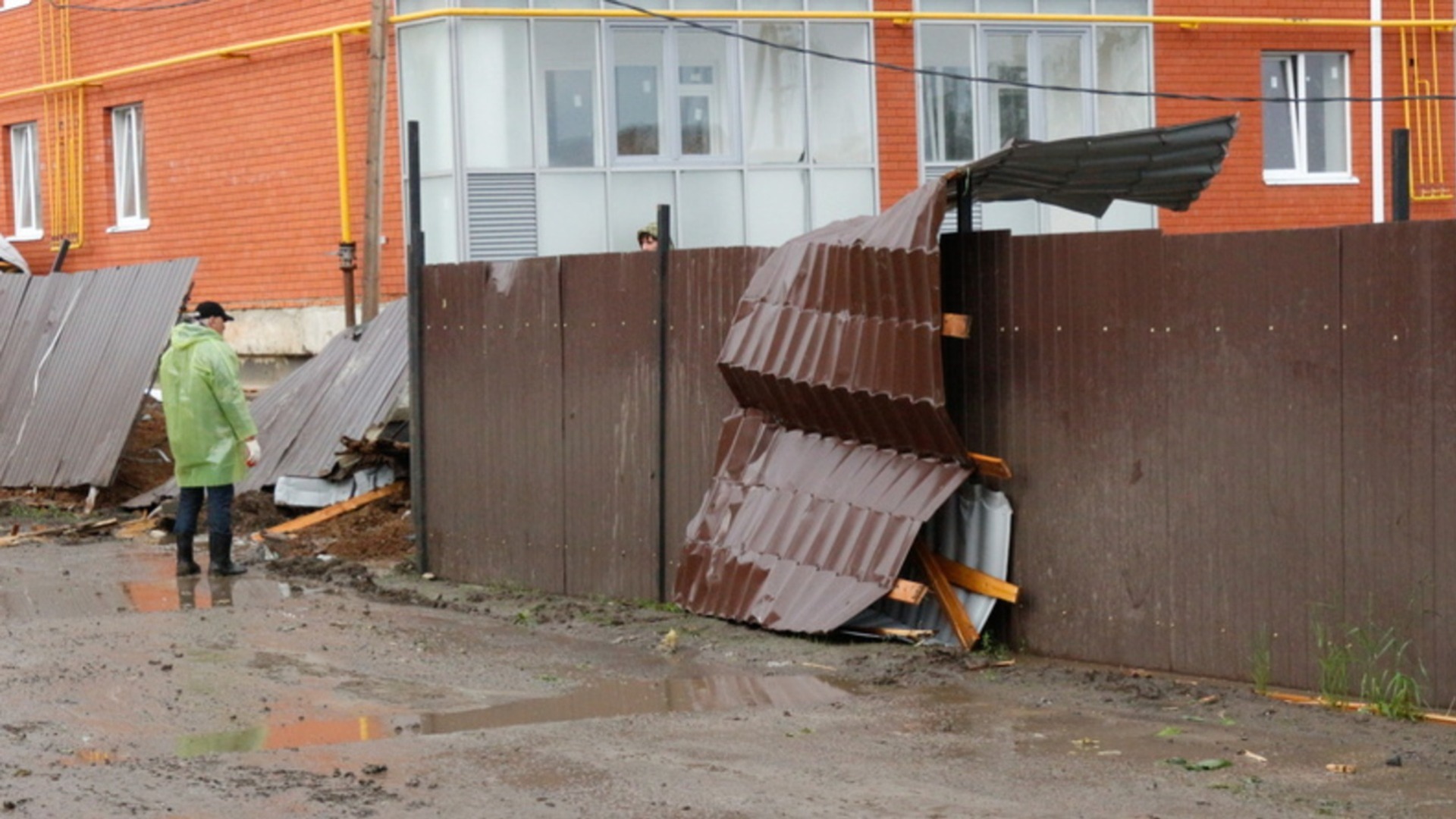 Крыша рухнула на внедорожник из-за ветра во Владивостоке