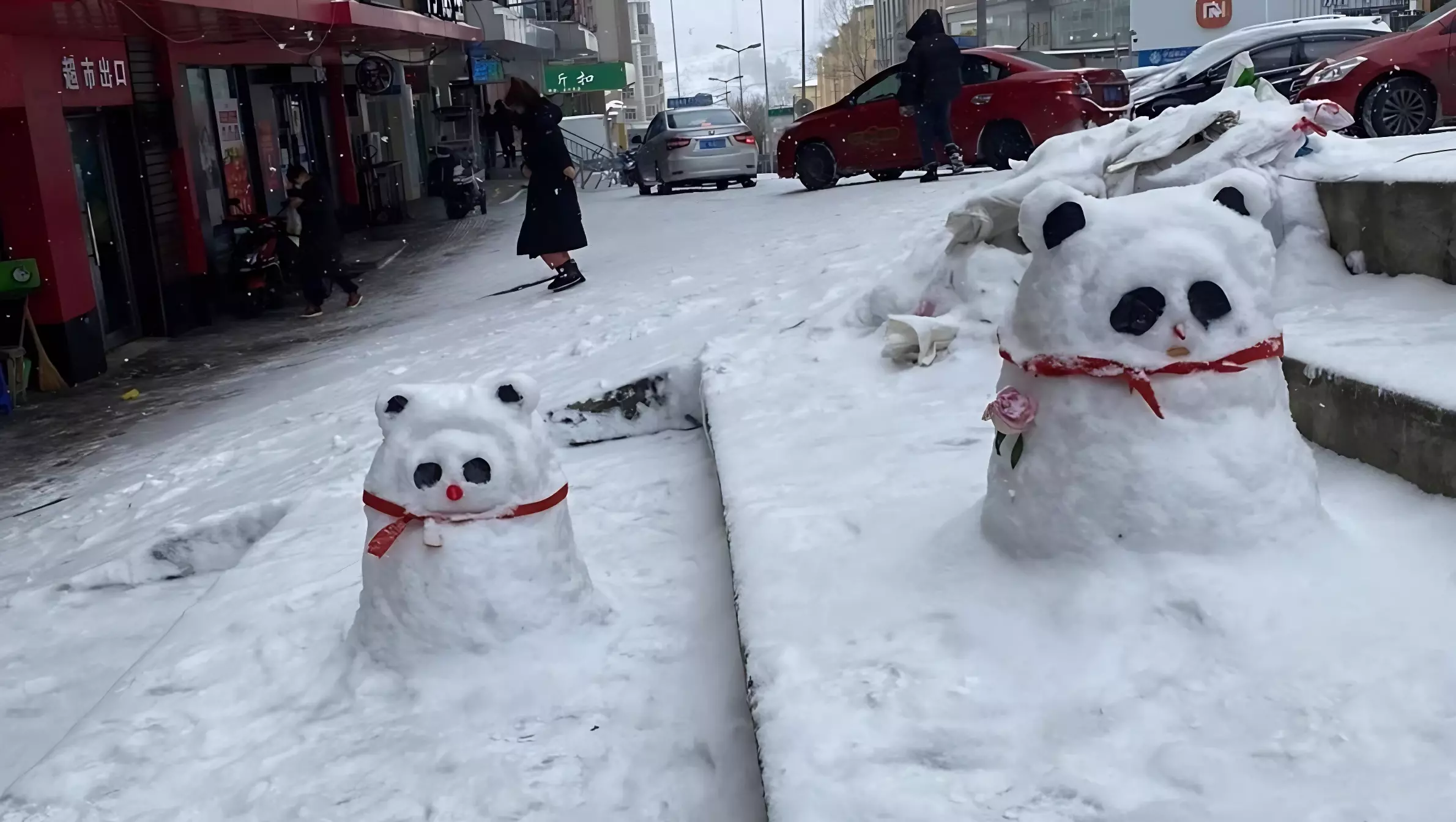 В китайском городе рядом с Приморьем лепят снежных панд