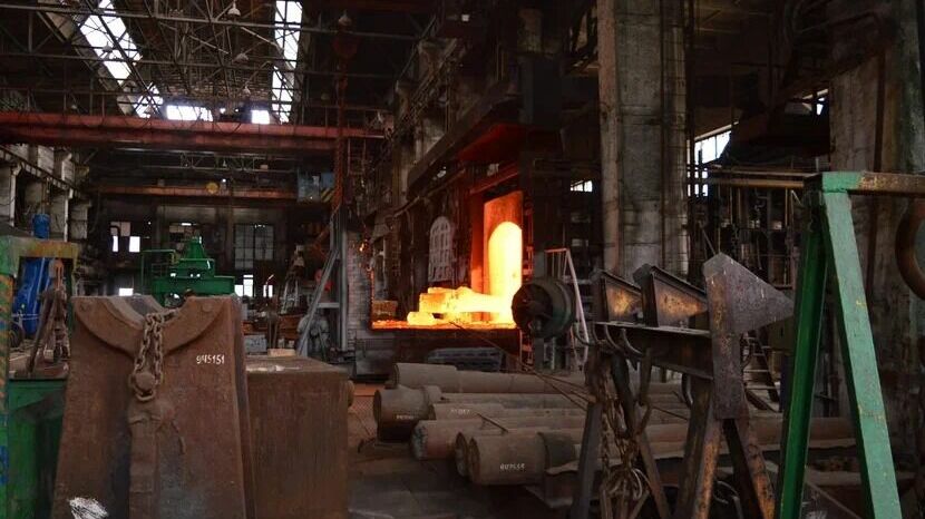 Термическая печь на заводе может непрерывно гореть несколько дней. Потому рабочие рядом с ней находятся посменно