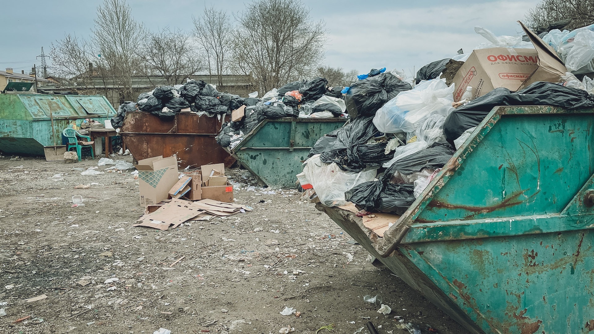 Жителей Приморья возмутили способы вывоза мусора из контейнеров для ТКО